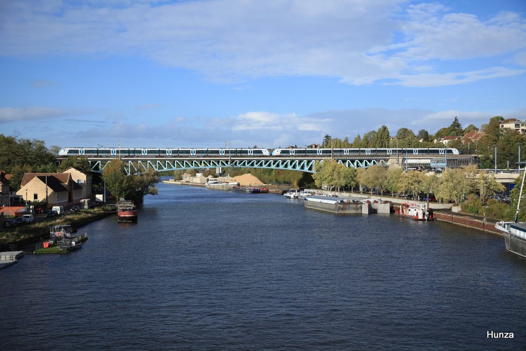 Train de la ligne J en provenance de Mantes-la-Jolie sur le pont Eiffel au-dessus de l’Oise à Conflans-Sainte-Honorine