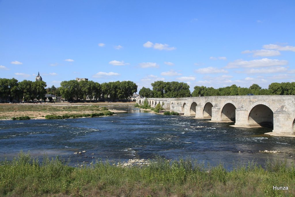 Pont médiéval de Beaugency et vue sur la Loire