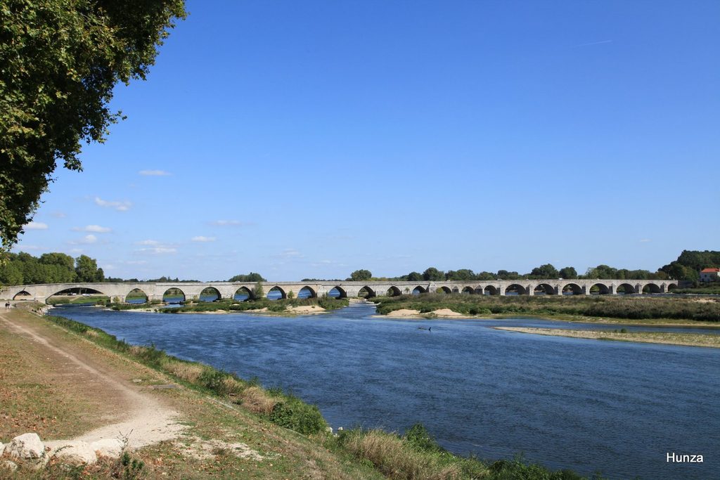 Vue panoramique du pont de Beaugency et de la Loire
