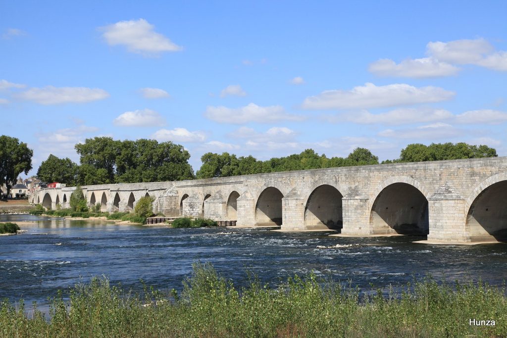 Pont médiéval de Beaugency enjambant la Loire