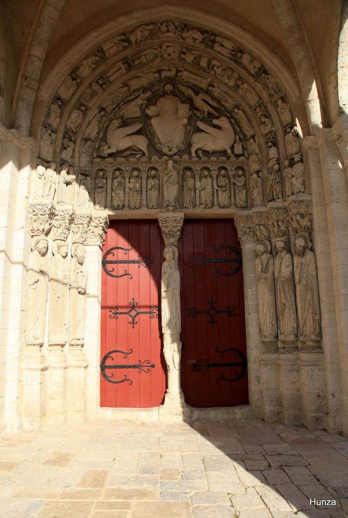 Portail roman sculpté de l’église de Saint-Loup-de-Naud avec ses statues-colonnes et son tympan richement décoré.
