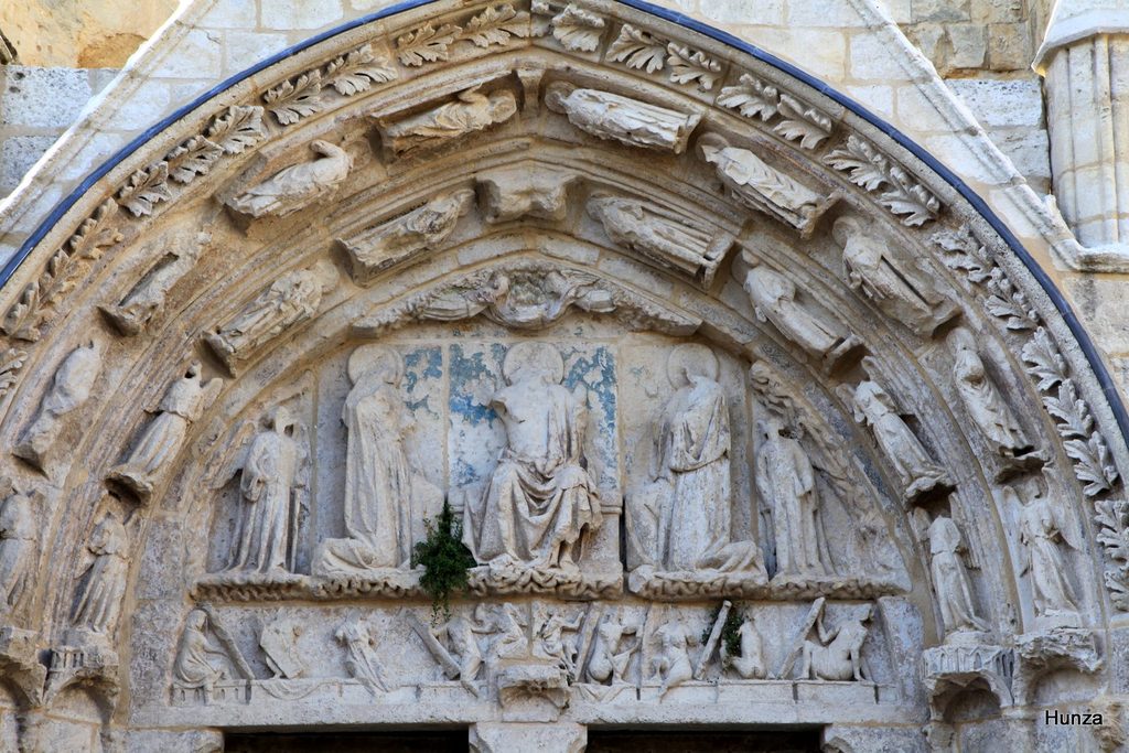 Détail du portail sculpté de l’église monolithe de Saint-Émilion
