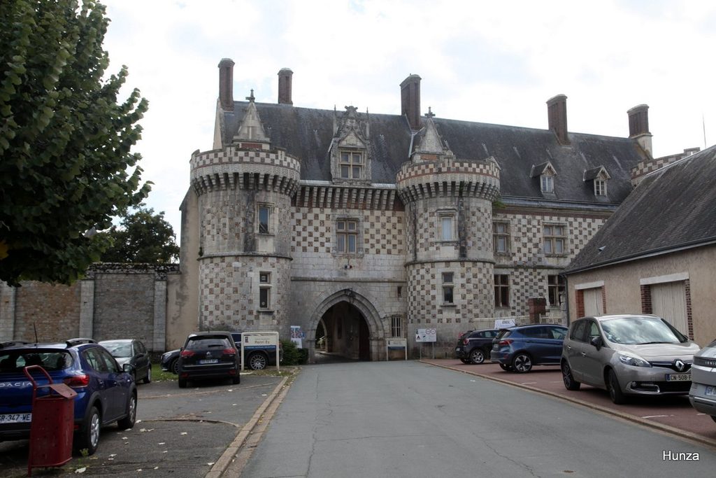 Abbaye Saint-Florentin à Bonneval : le logis abbatial qui est la porte d'entrée fortifiée actuelle 