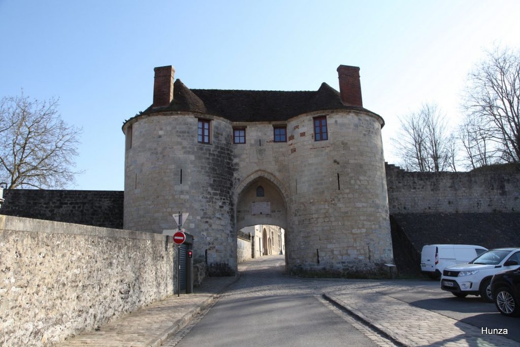 Porte Saint-Pierre et remparts médiévaux de Château-Thierry, dans l’Aisne