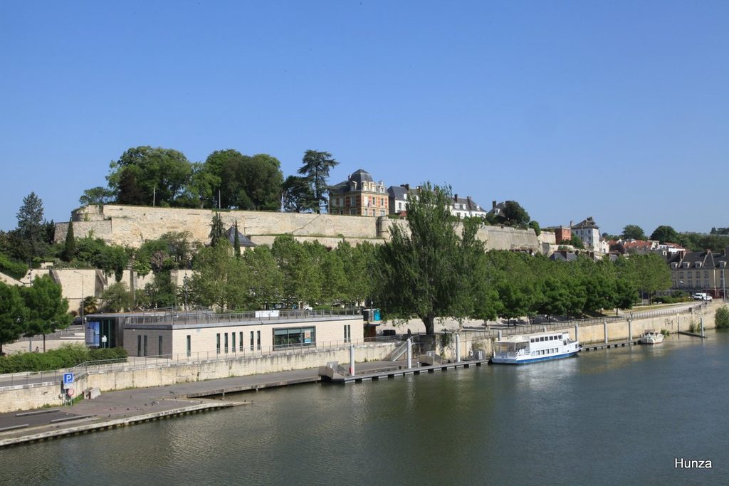 Remparts de Pontoise dominant les quais de l'Oise et les bateaux amarrés