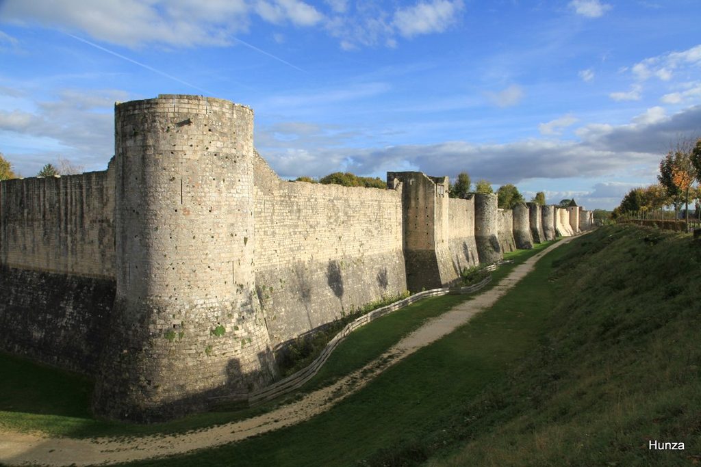 Remparts médiévaux de Provins avec leurs tours et leur chemin de ronde.