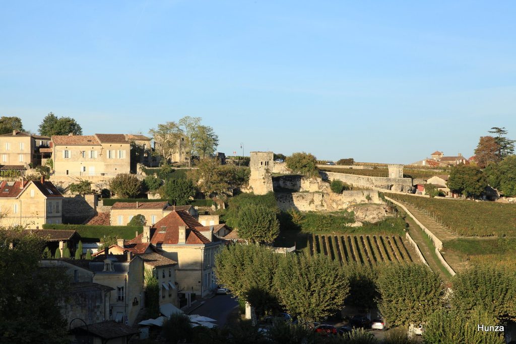 Remparts médiévaux et vignes au pied du village de Saint-Émilion