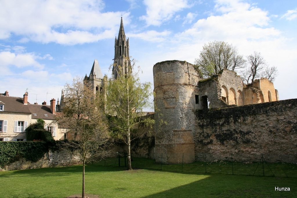 Enceinte gallo-romaine de Senlis vue depuis le jardin du Roy