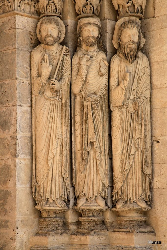 Les statues colonnes : Saint-Pierre (nouveau testament),
les prophètes Jérémie et Isaïe (ancien testament)