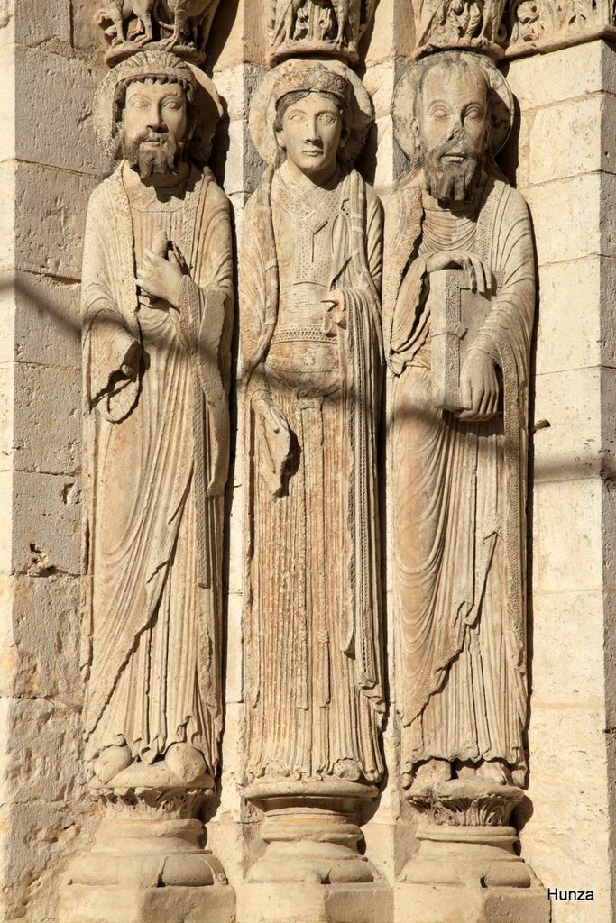 Statues-colonnes représentant le roi Salomon, la reine de Saba et saint Paul sur le portail de l’église de Saint-Loup-de-Naud.