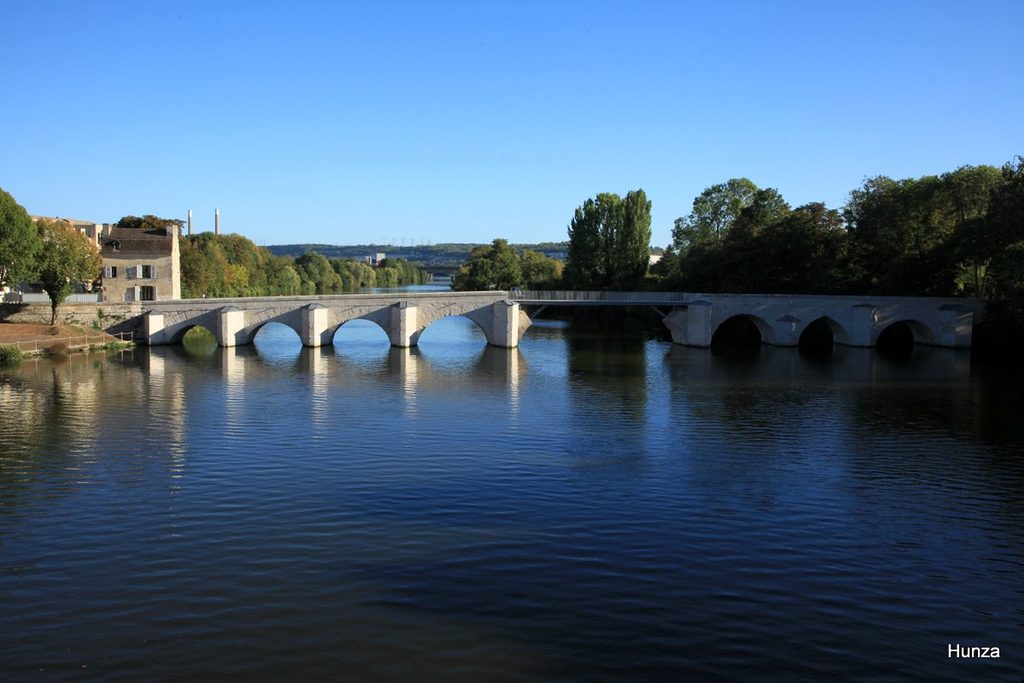 Vieux pont de Limay enjambant la Seine, avec ses arches en pierre.