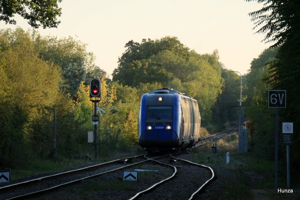 Autorail X 72500 arrivant en gare de Bonneval