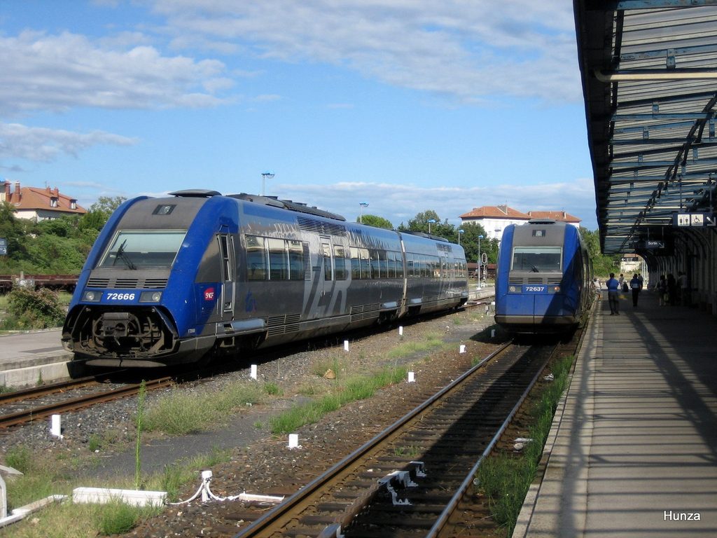Deux automoteurs diesel SNCF X 72500 en gare d’Alès