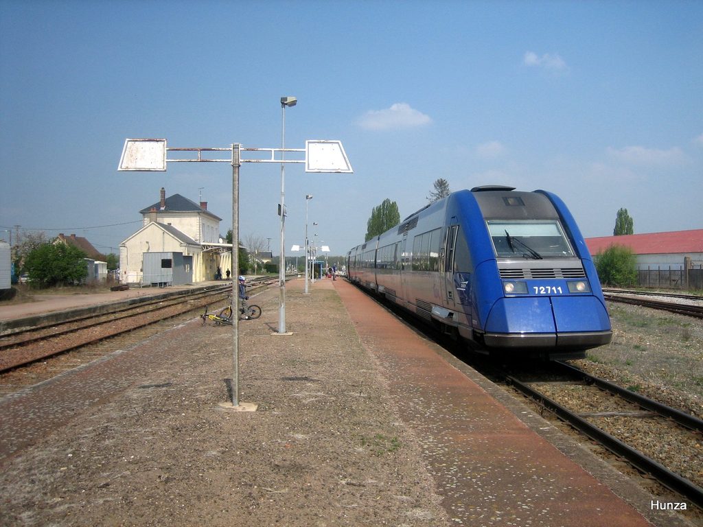 Automoteur diesel SNCF X 72711 à trois caisses en gare d’Auneau.