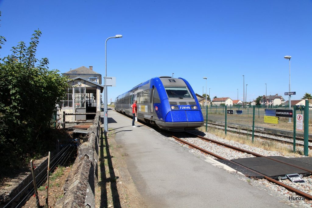 Automoteur diesel SNCF X 72649 en gare de Châteaudun