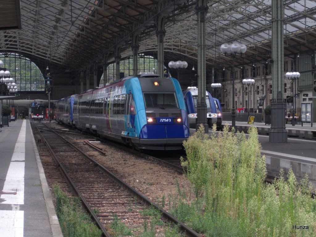 Automoteur diesel SNCF X 72563 en gare de Tours