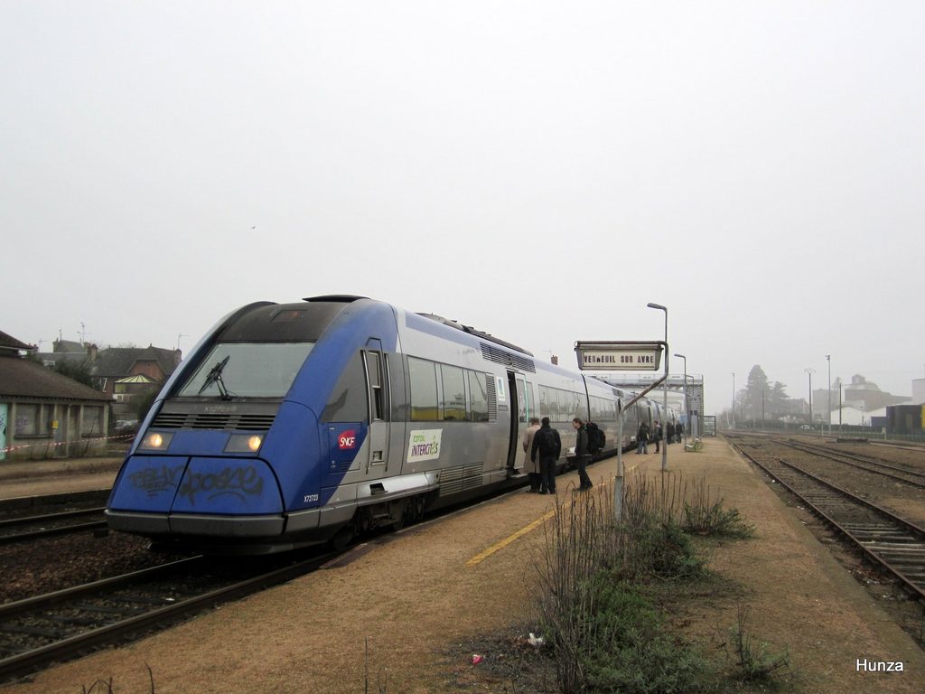 Deux automoteurs diesel SNCF X 72500 tricaisses en unité multiple en gare de Verneuil-sur-Avre.