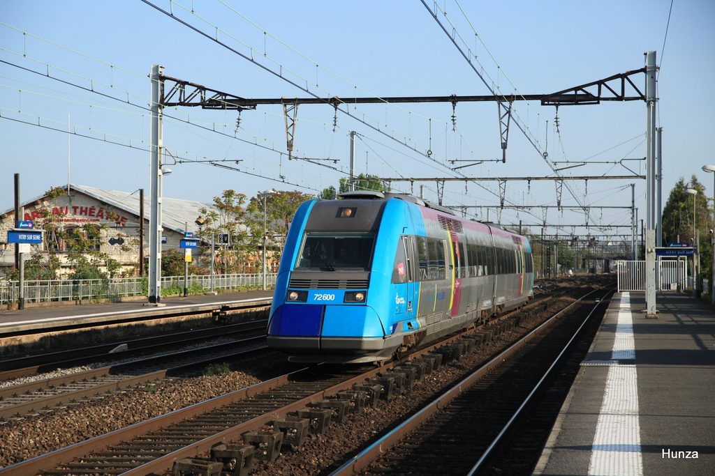 Automoteur X 72500 assurant un TER entre Vendôme et Paris