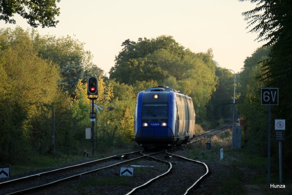 Automoteur diesel SNCF X 72669 arrive en gare de Bonneval